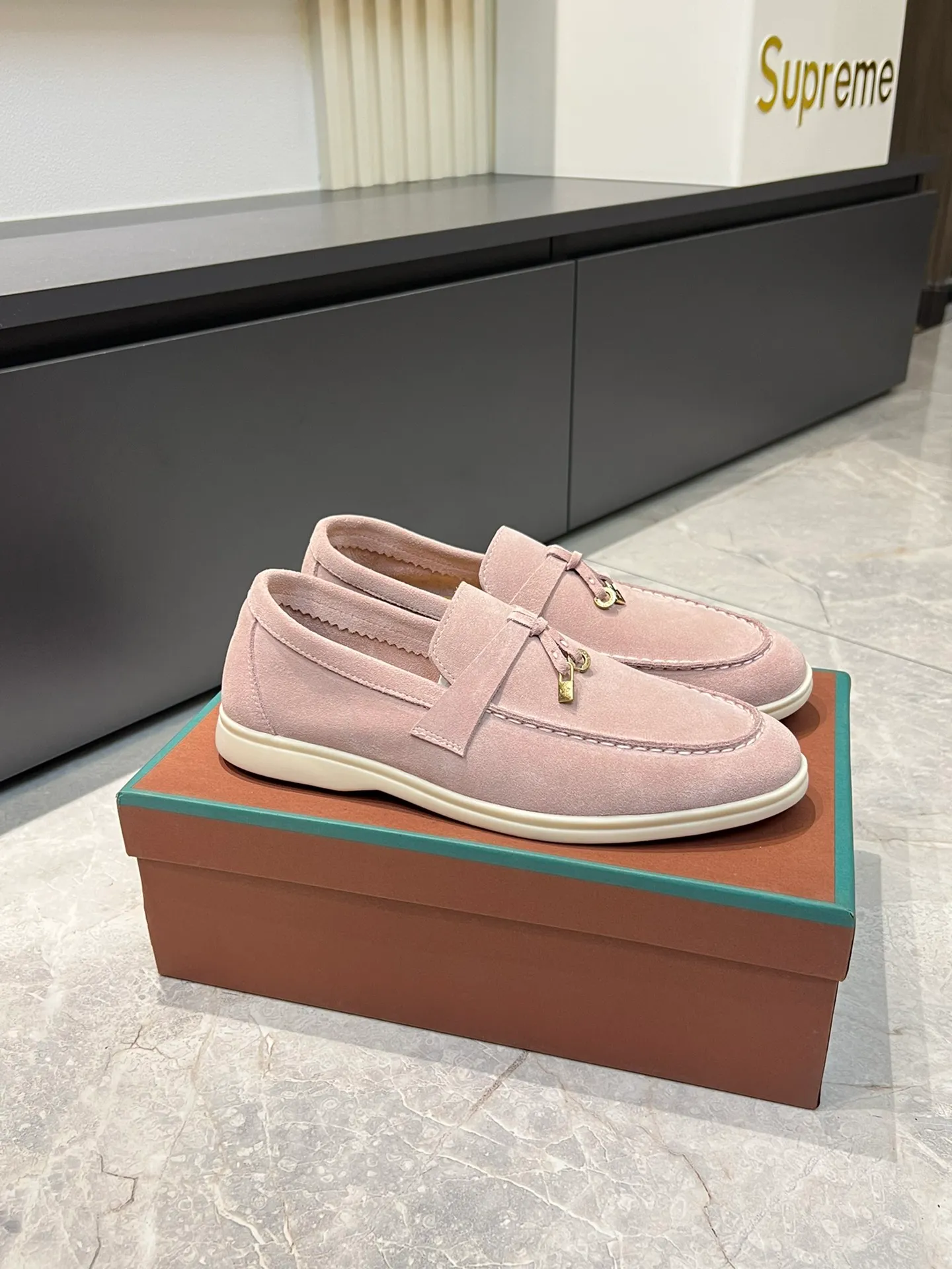 Men's shoes 💰p360 "Loro men's shoes 💰pian'*" Classic L men's shoes for couples 💰p Top version British flat loafers, a must-have item in old money style, the minimalist design is eye-catching and durable, a plus point for dressing The soft foot feel and texture are outstanding. They don’t scratch your feet and are very nice. They are matched with soft and waxy soles. They can be worn daily for a long time without getting tired. They are easy to wear, versatile and classic items, with perfect foot feel and texture! Imported cashmere fabric, the lining is made of imported A-grade water-dyed cow lining, the top version of the genuine leather midsole is sewn with pure handmade mark thread! Size: Female 35-40 (34. Customized) Male 38-44 (45.46. Customized)